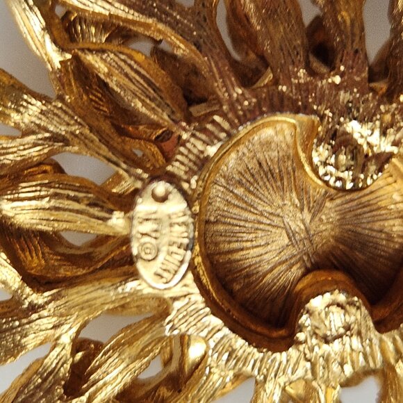 BENEDIKT NY SIGNED 1980-S VINTAGE DIMENTIONAL BROOCH DECORATED WITH FAUX PEARL. - Picture 5 of 8